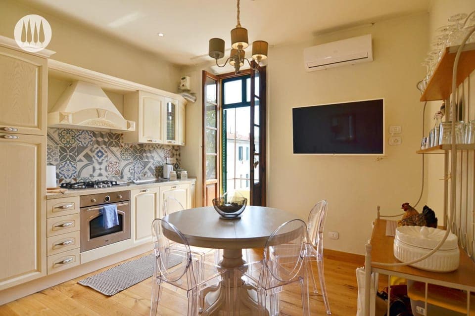 Kitchen or kitchenette, Living room, Seating area, Dining area