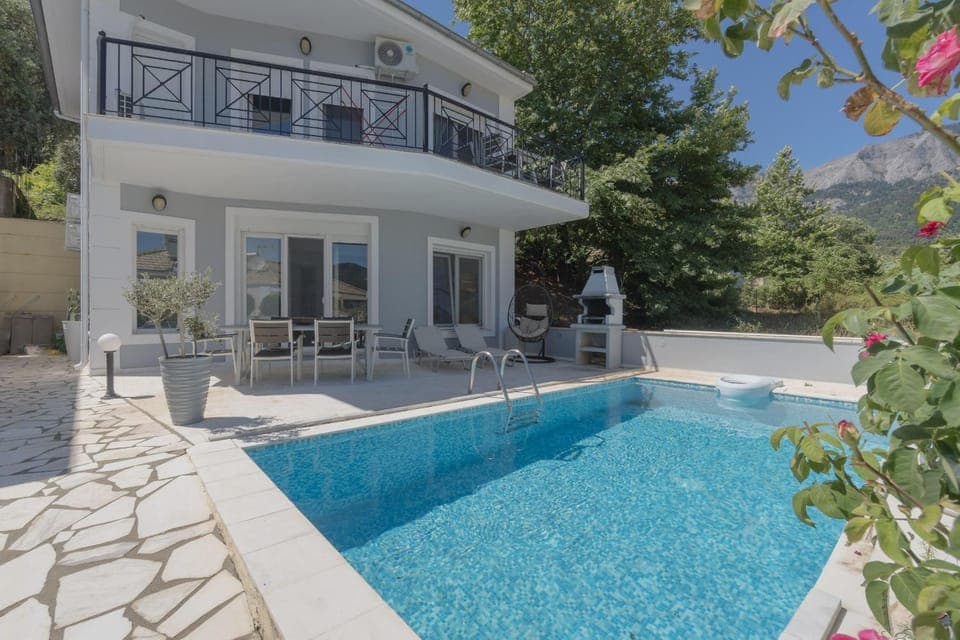 Property building, Balcony/Terrace, Pool view, Swimming pool