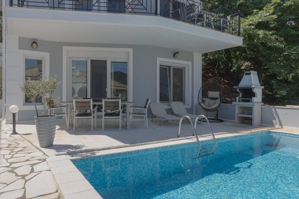 Property building, Balcony/Terrace, Pool view, Swimming pool