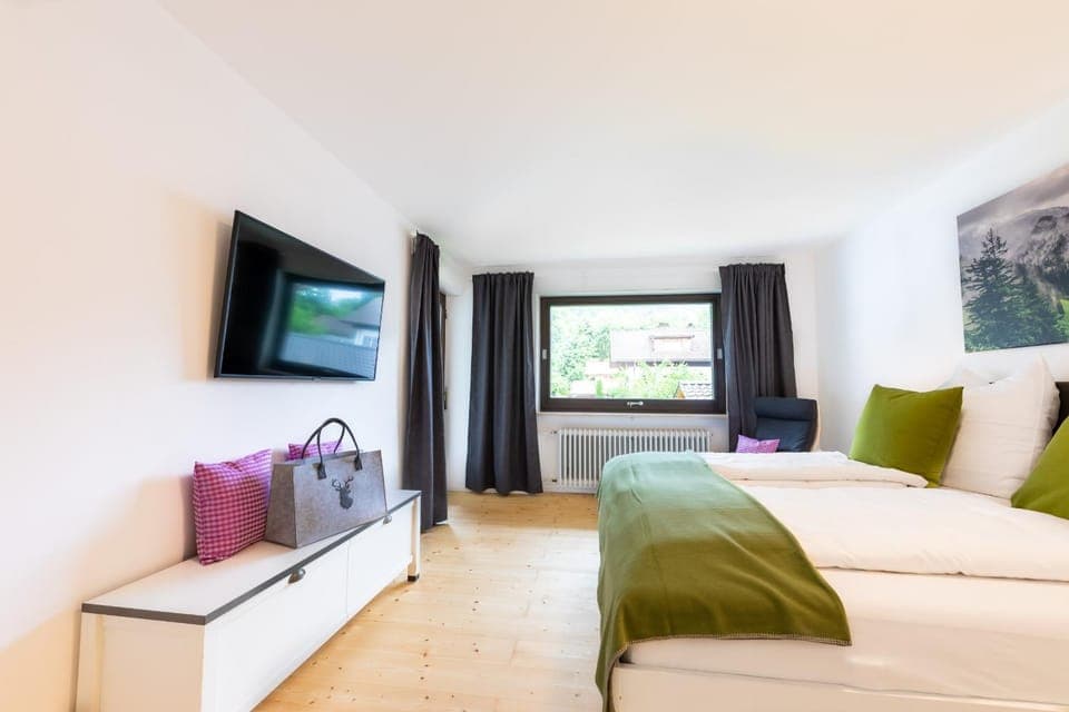 Bed, TV and multimedia, Photo of the whole room, Bedroom