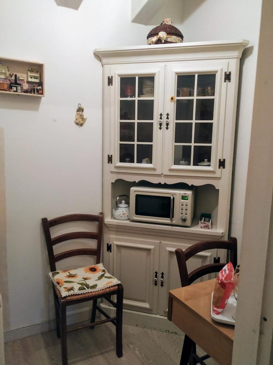 Kitchen or kitchenette, minibar