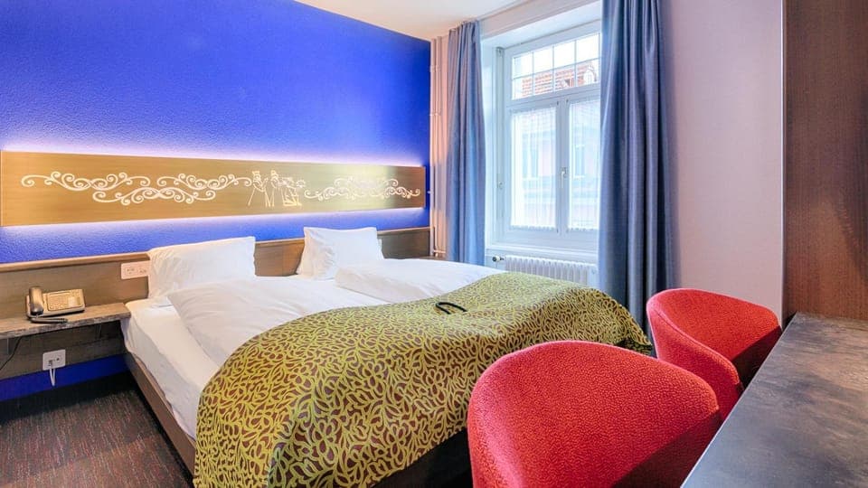 Photo of the whole room, Bedroom