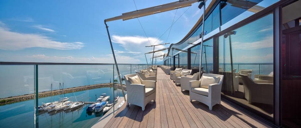 Balcony/Terrace, Lounge or bar, Landmark view, Mountain view, Drinks, Alcoholic drinks, Non alcoholic drinks