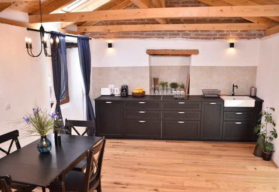 Kitchen or kitchenette, Dining area