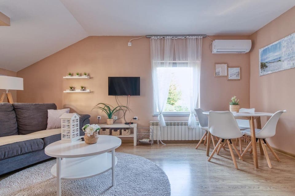 Coffee/tea facilities, Living room, Seating area, Dining area