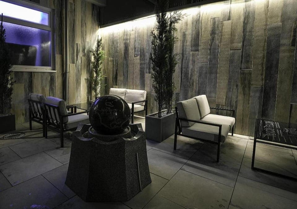 Property building, Restaurant/places to eat, Balcony/Terrace