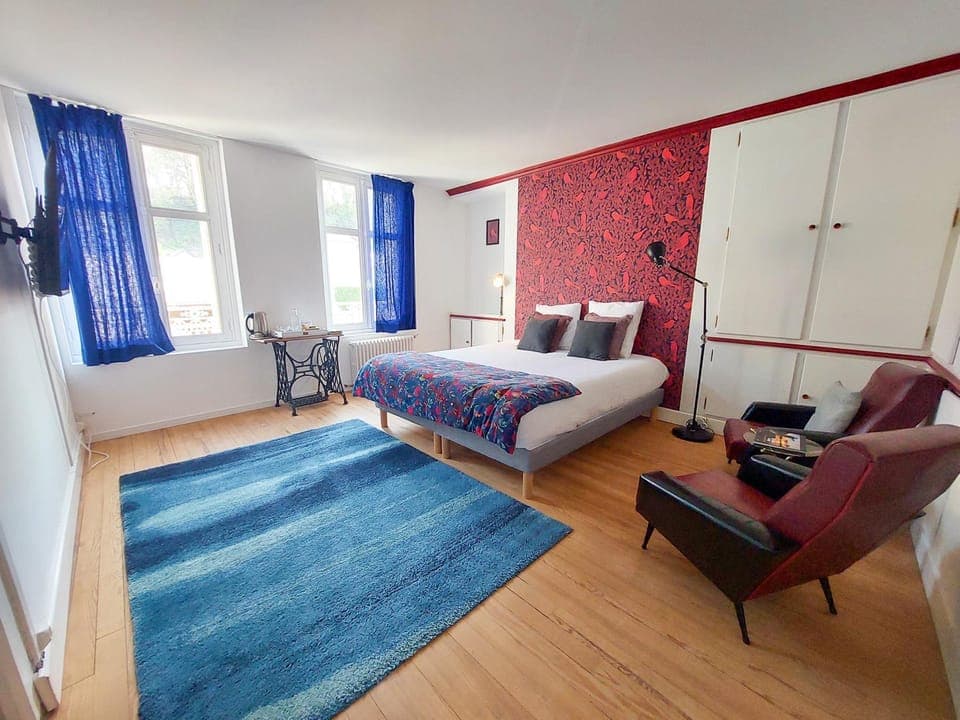 Photo of the whole room, Bedroom, furniture