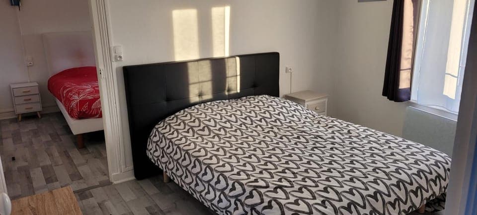 Photo of the whole room, Bedroom