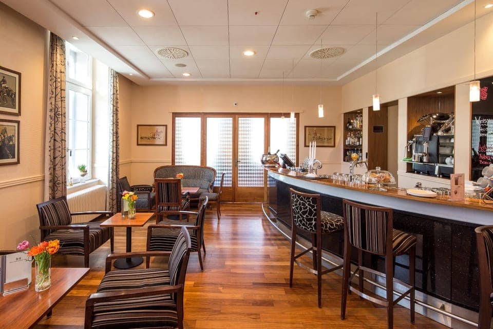 Restaurant/places to eat, Lounge or bar