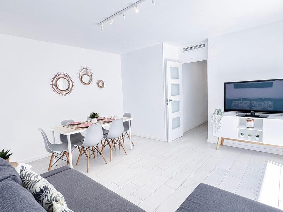 TV and multimedia, Living room, Seating area, Dining area