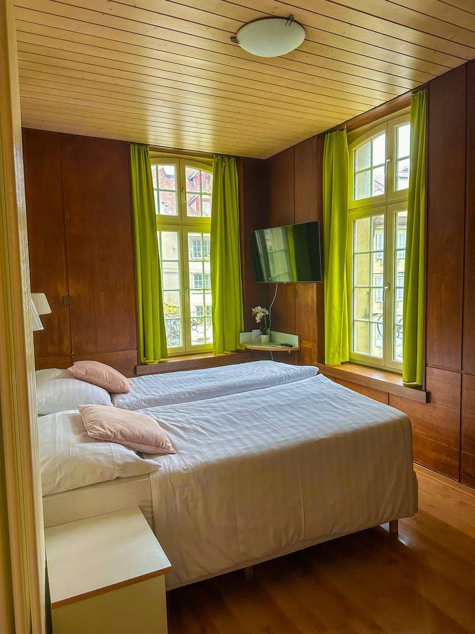 Photo of the whole room, Bedroom, room service