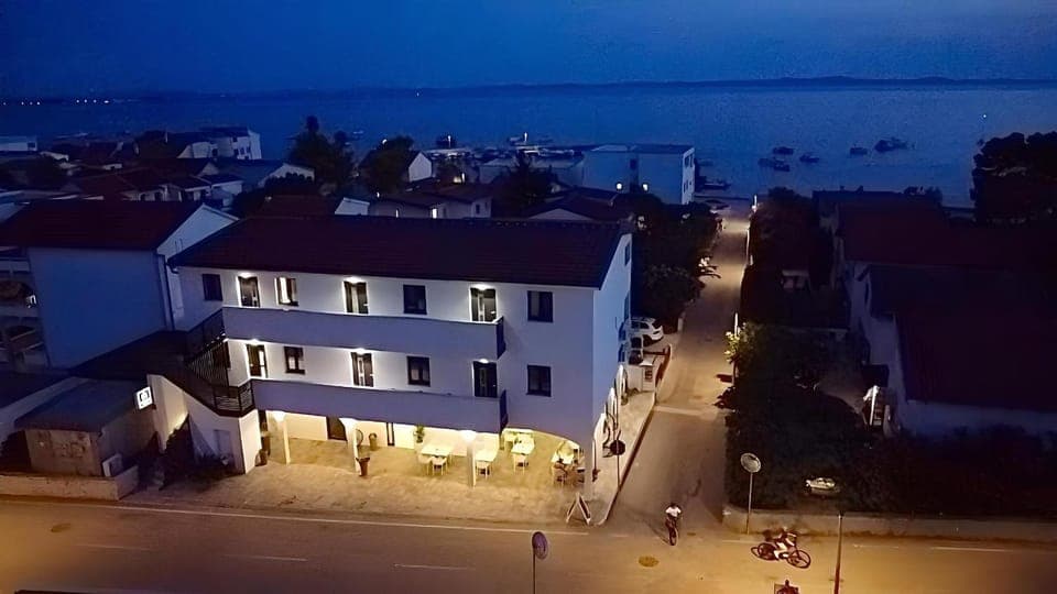 Property building, Restaurant/places to eat, Breakfast
