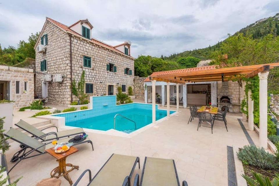 Property building, Day, Swimming pool