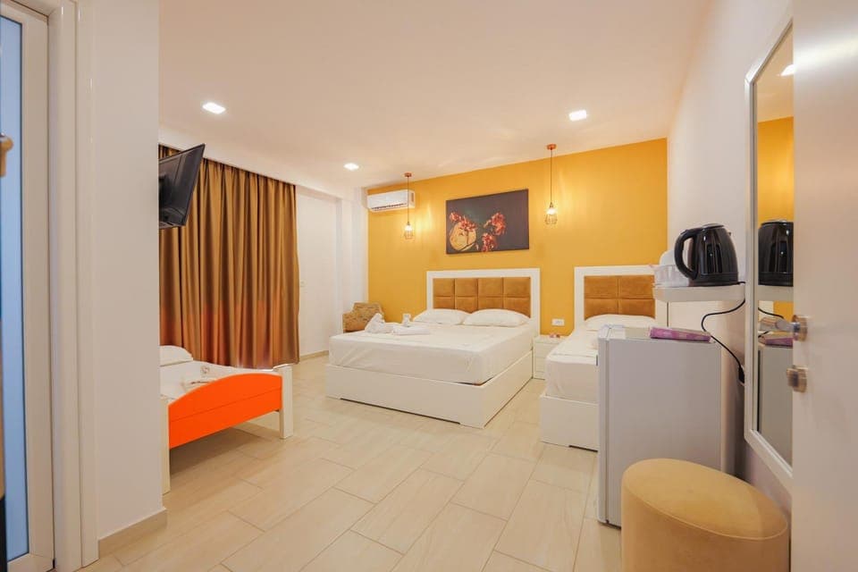 Bed, TV and multimedia, Photo of the whole room, Bedroom