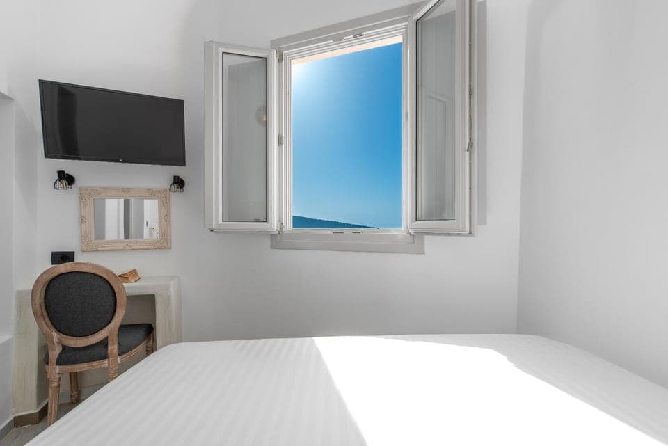 Bed, TV and multimedia, Bedroom