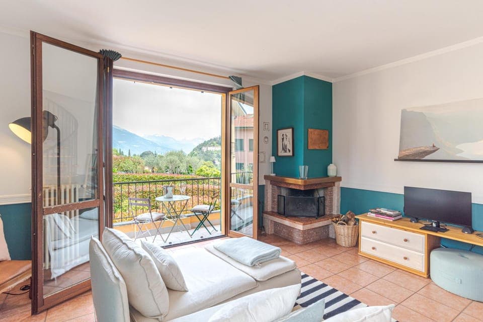 TV and multimedia, Seating area, Lake view, Mountain view