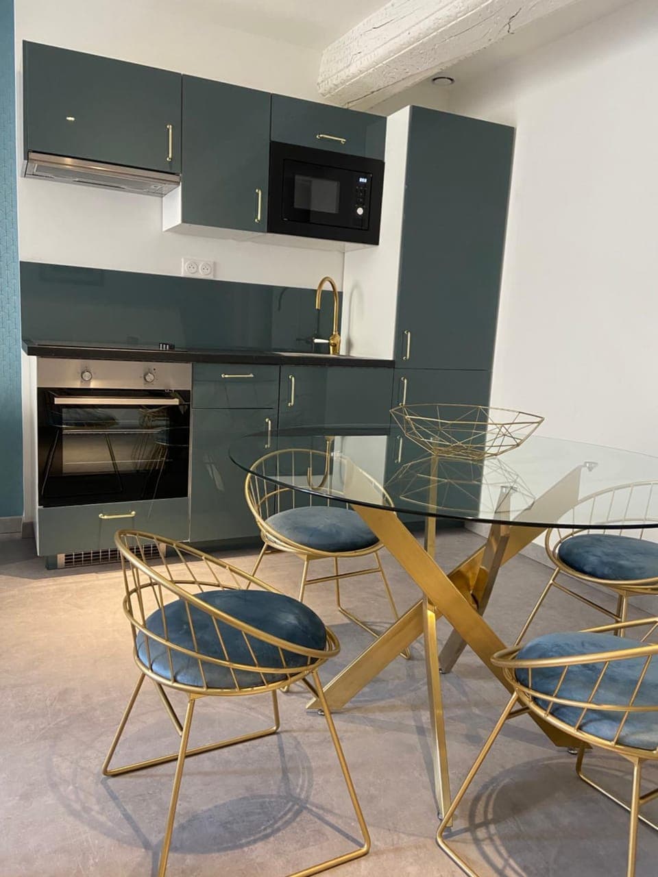 Kitchen or kitchenette, Dining area