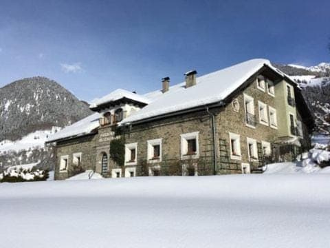 Property building, Facade/entrance, Winter