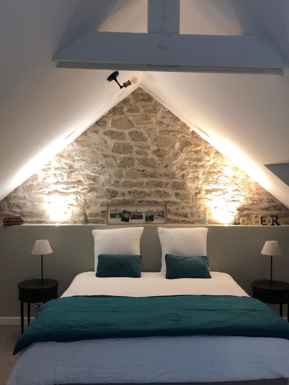 Photo of the whole room, Bedroom