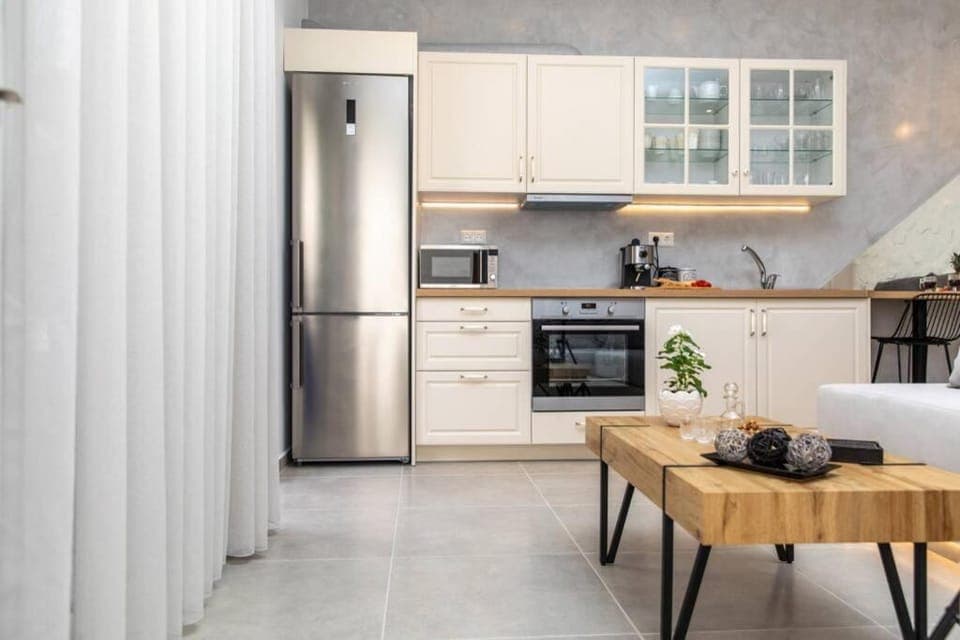 Coffee/tea facilities, Kitchen or kitchenette, Living room