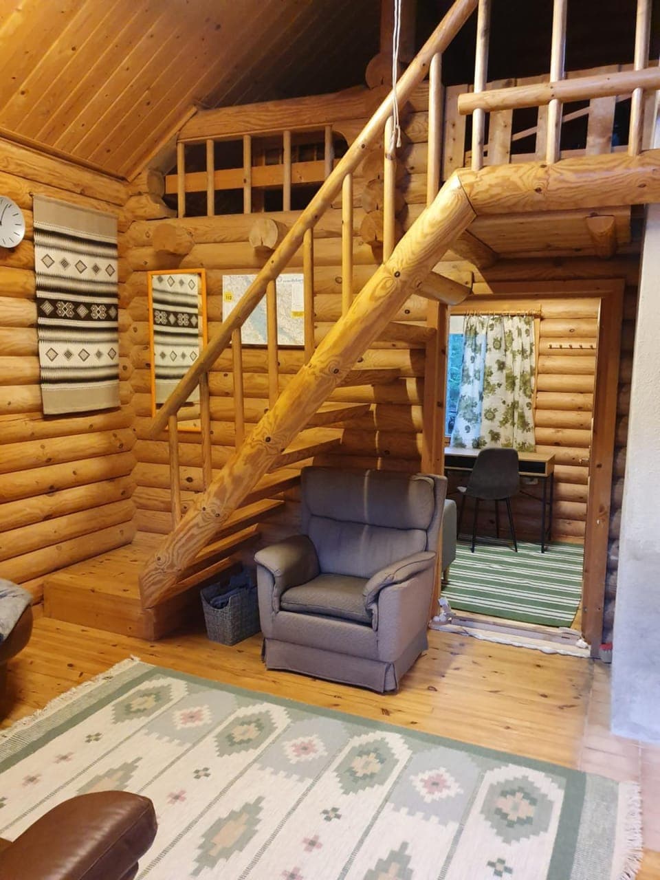 Viihtyisä hirsimökki järven rannalla Chalet in Finland