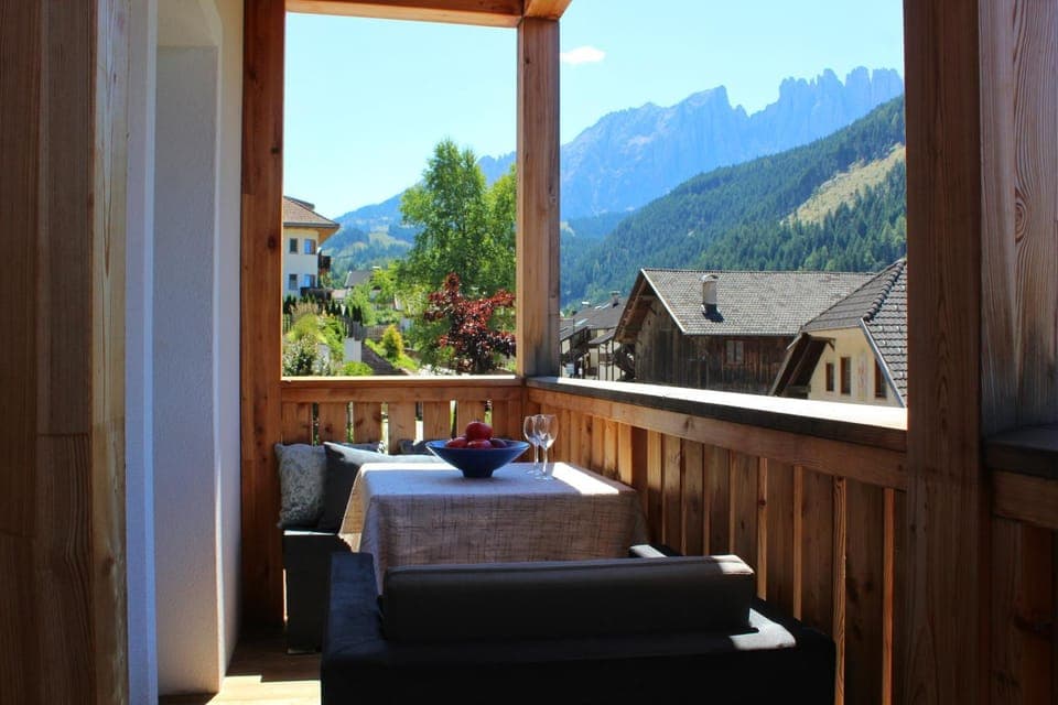 View (from property/room), Balcony/Terrace, Balcony/Terrace, Seating area, Dining area, Mountain view