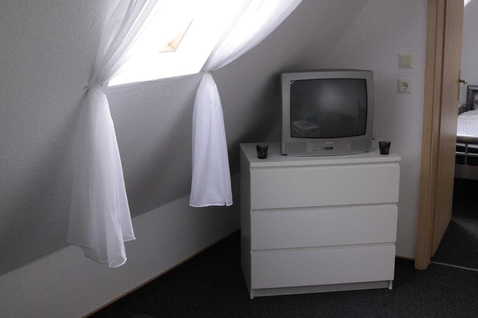 Bed, TV and multimedia, Evening entertainment, Bedroom