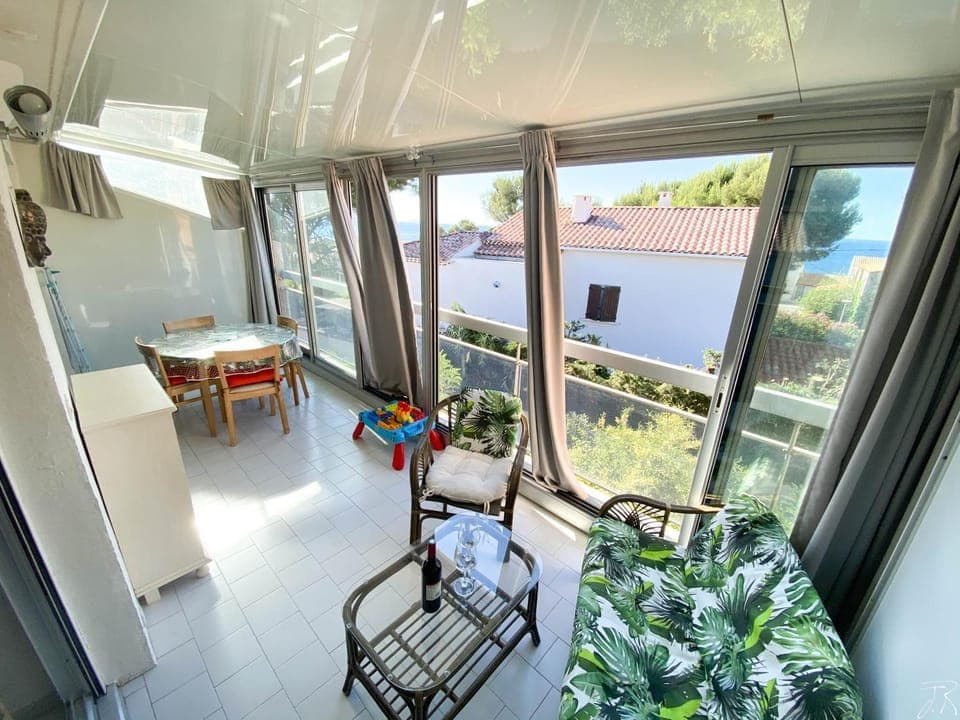 Patio, Living room, Seating area, Dining area, Sea view, internet