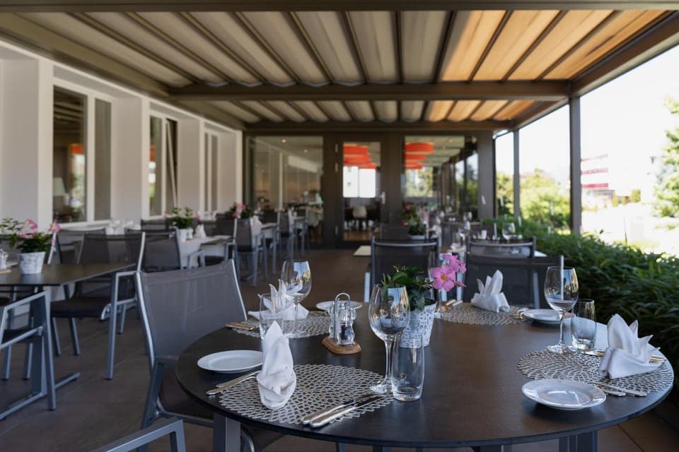 Restaurant/places to eat, Day, Summer, Balcony/Terrace, Seating area, Dining area, Food, Lunch, Dinner