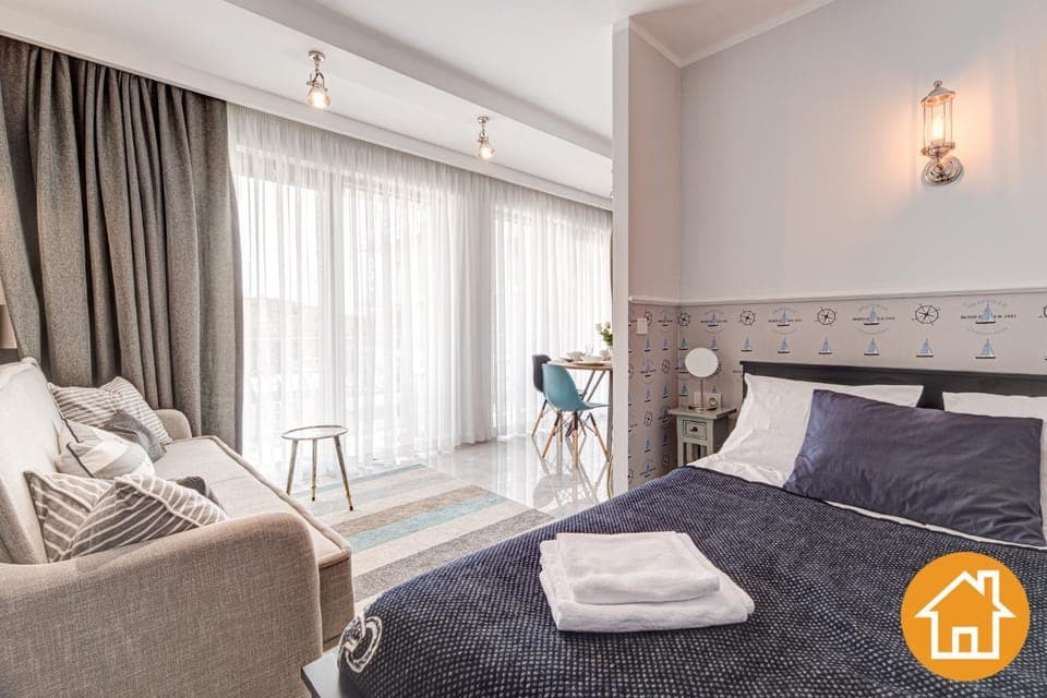 Bed, Photo of the whole room, Seating area, Bedroom, towels