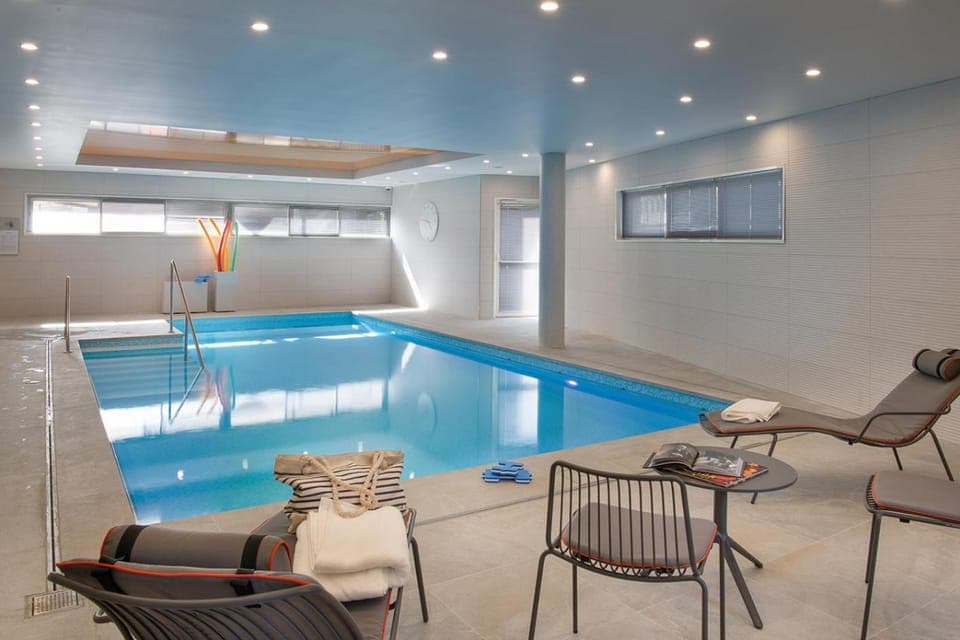 Property building, Restaurant/places to eat, Swimming pool, Breakfast, sunbed