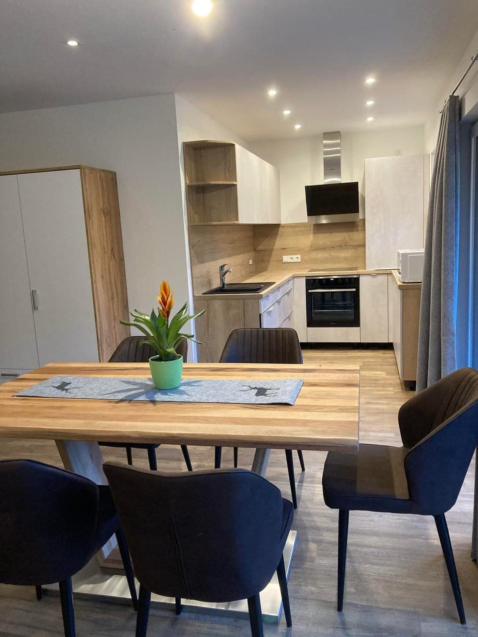 Decorative detail, Area and facilities