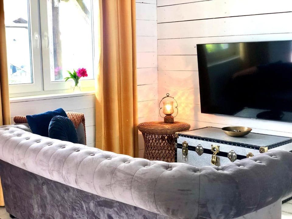 TV and multimedia, Living room, Seating area, Evening entertainment