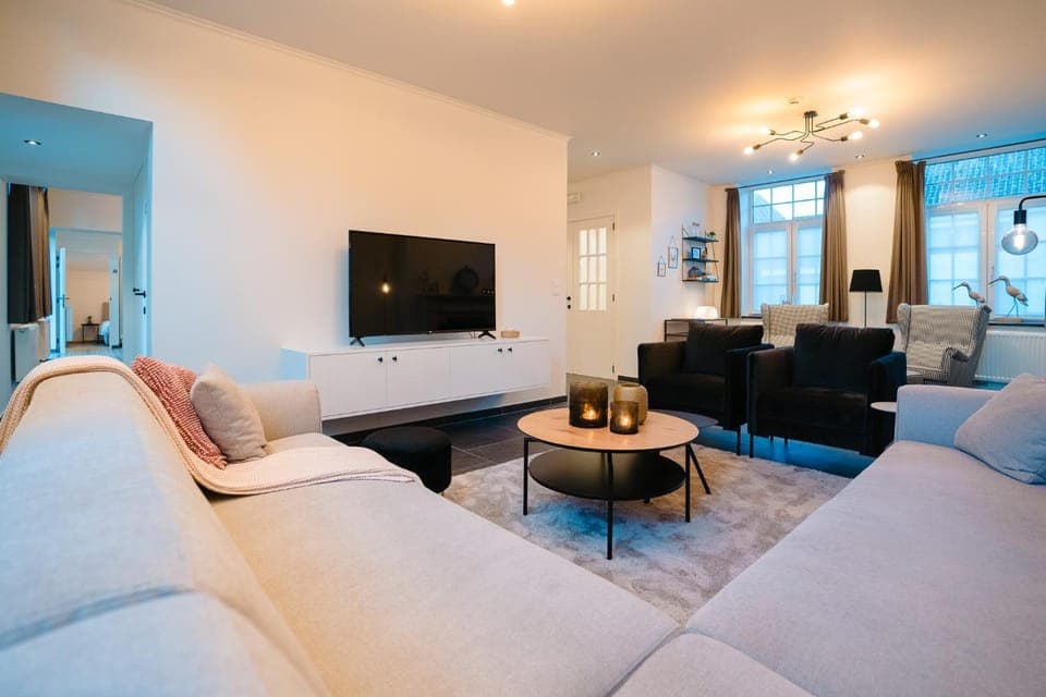 TV and multimedia, Living room, Seating area