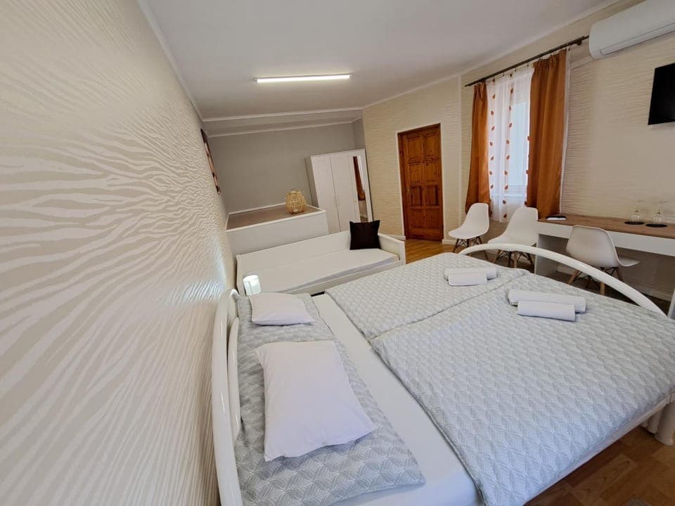 Bed, TV and multimedia, Photo of the whole room, wardrobe, air conditioner