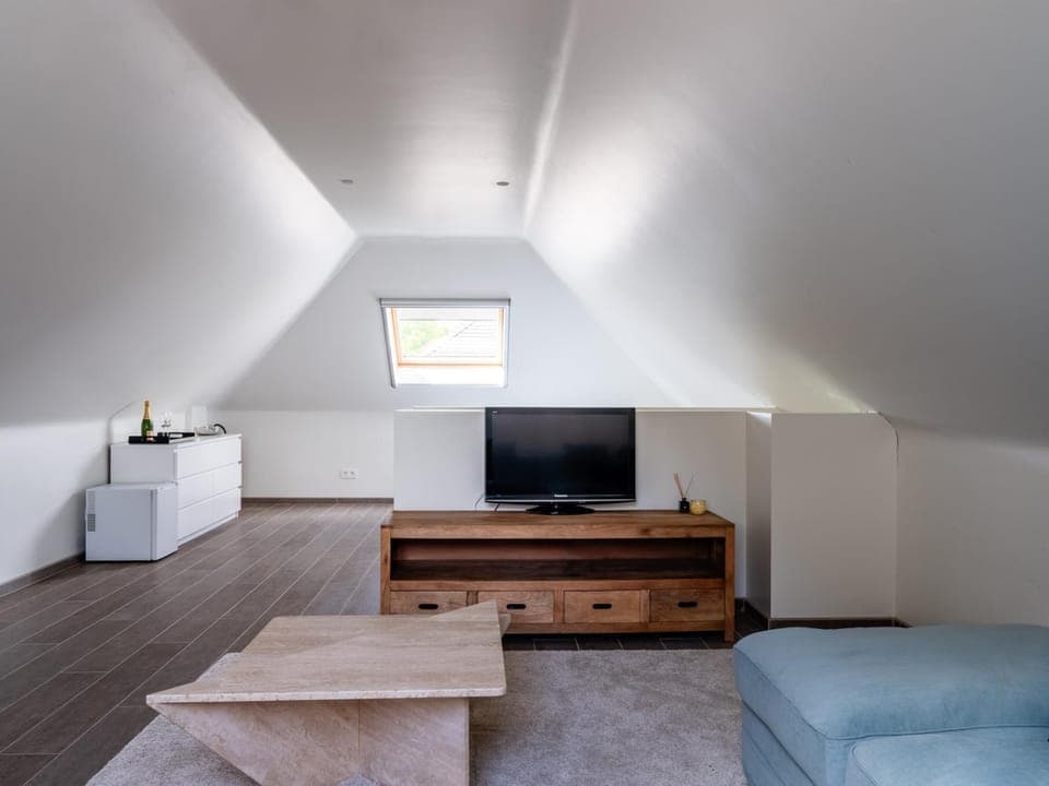 TV and multimedia, Seating area