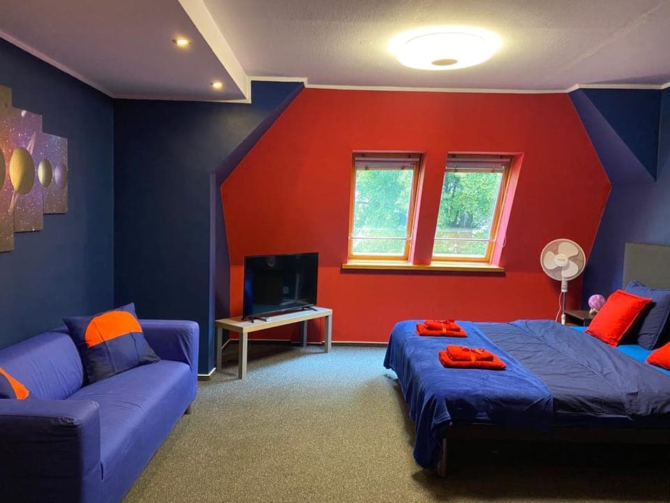 Bed, TV and multimedia, Photo of the whole room, Bedroom