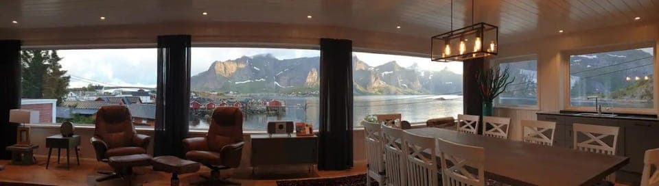 View (from property/room), Living room, Banquet/Function facilities, Seating area, Dining area, Mountain view, Sea view