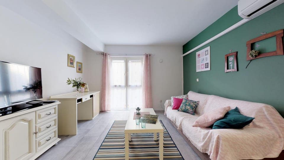 TV and multimedia, Living room, Seating area, Evening entertainment, air conditioner