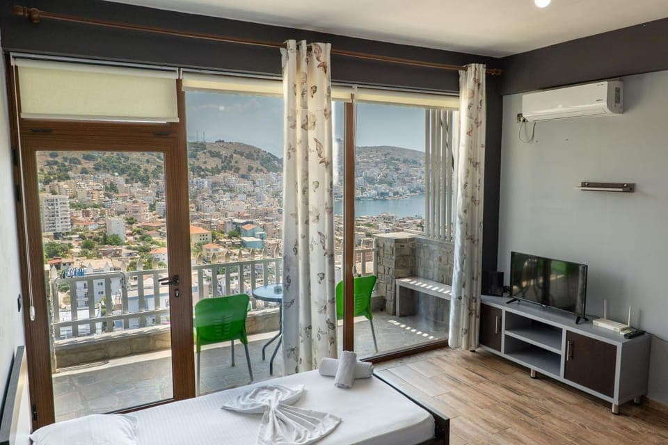 Natural landscape, View (from property/room), Balcony/Terrace, Living room, Seating area, Dining area, Mountain view, Sea view