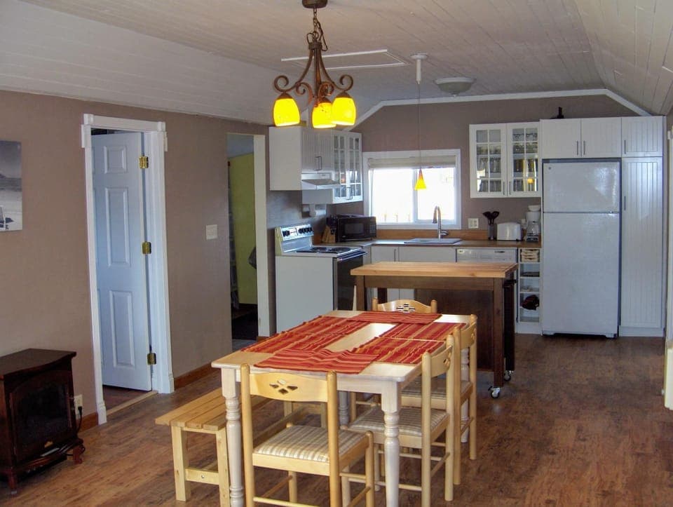 Kitchen or kitchenette, Dining area, dishwasher, minibar