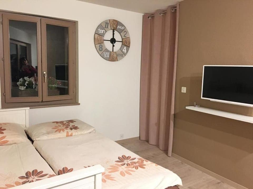 Bed, TV and multimedia, Living room