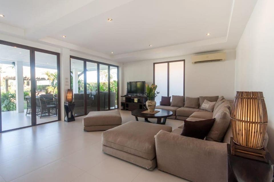 Communal lounge/ TV room