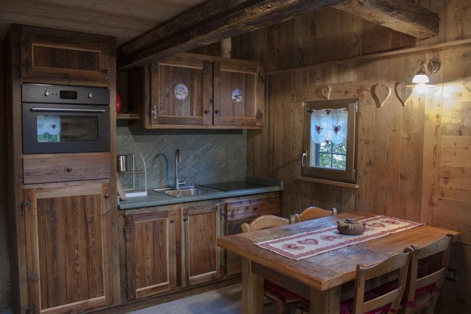 Kitchen or kitchenette, Dining area, oven, stove