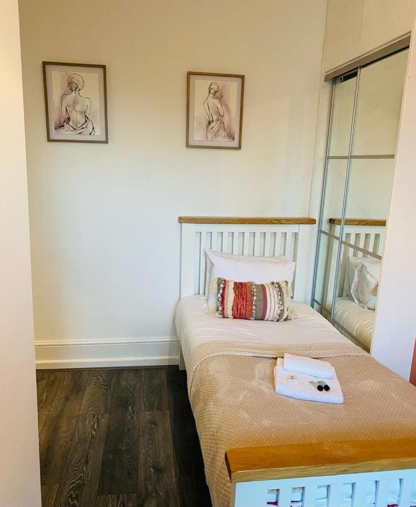 Bed, Photo of the whole room, Bedroom, towels