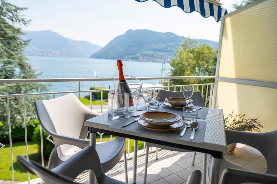 Day, Natural landscape, View (from property/room), Balcony/Terrace, Seating area, Dining area, Lake view