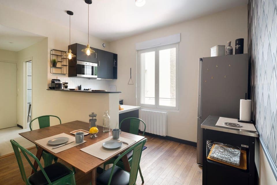 Kitchen or kitchenette, Dining area