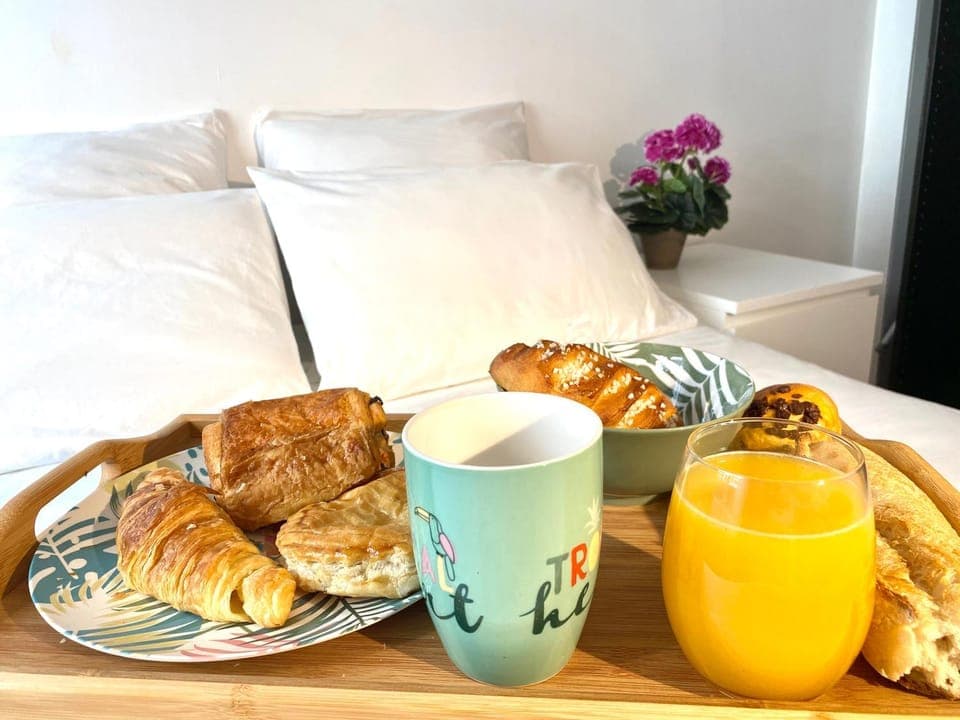 Bedroom, Breakfast