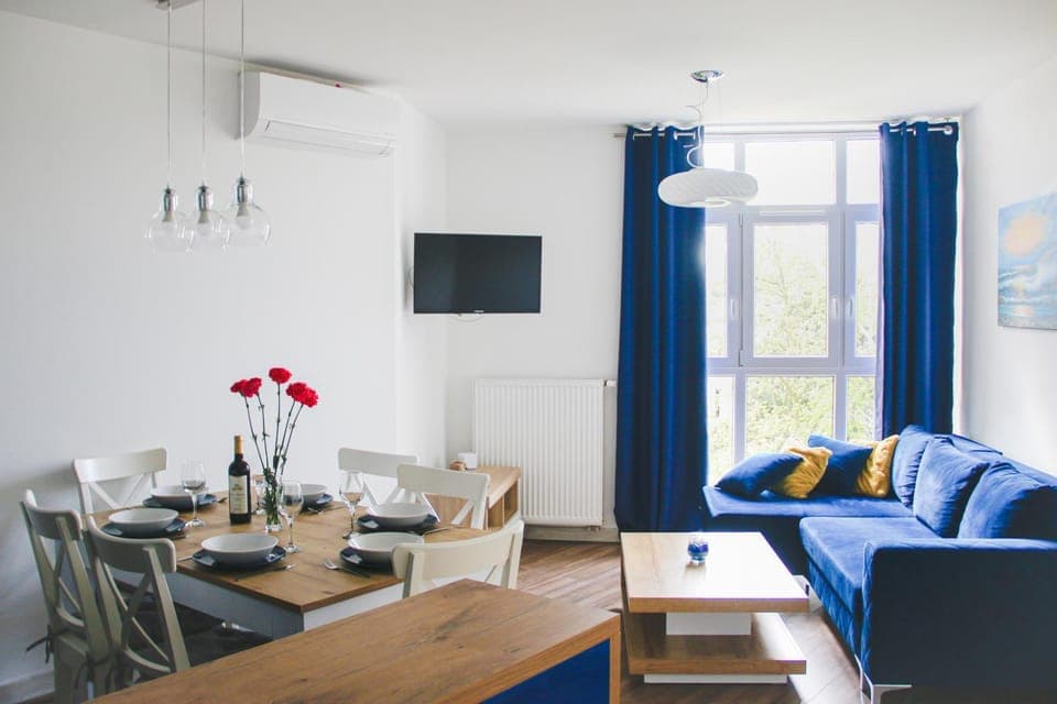 TV and multimedia, Living room, Seating area, Dining area