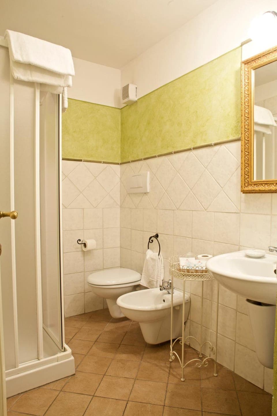 Shower, Toilet, Bathroom, bidet, towels